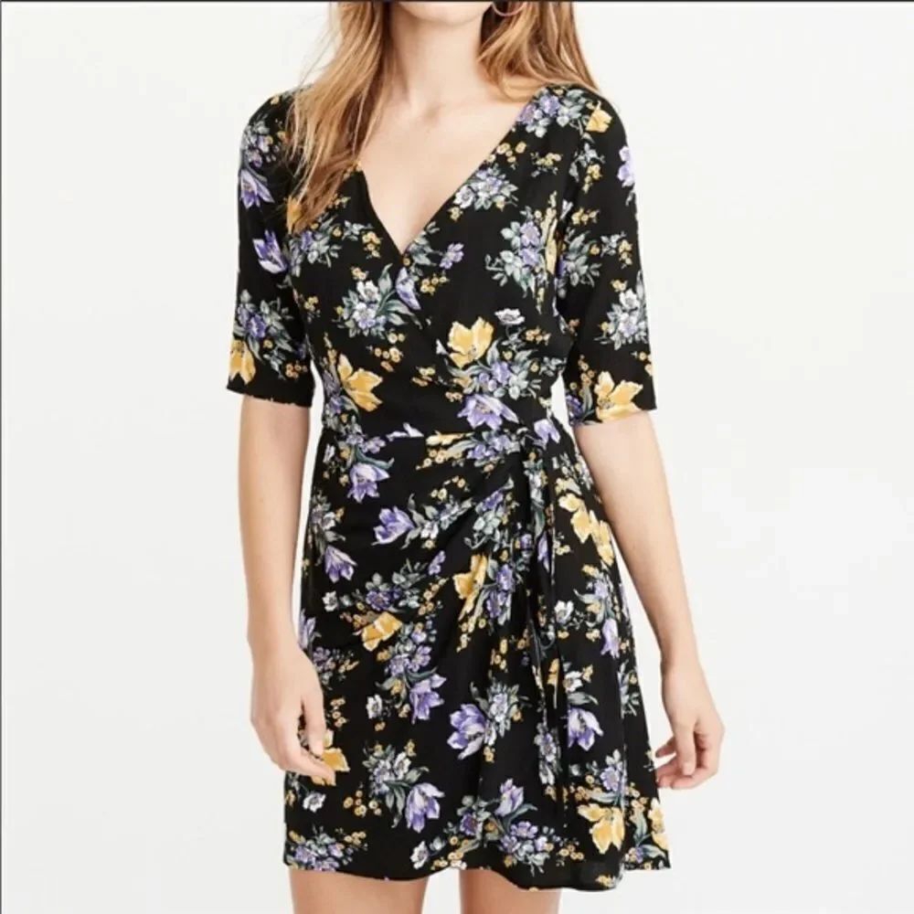 ✨ Abercrombie & Fitch floral wrap dress✨